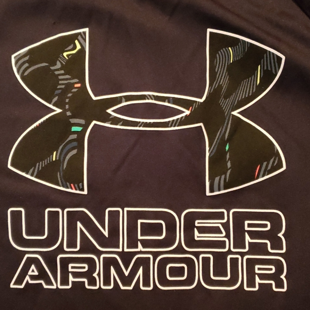 Boys Under Armour shirt.    1